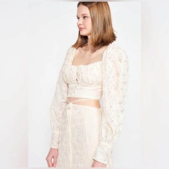 En Saison Cropped Floral Creme Blouse NWT - Picture 2 of 11